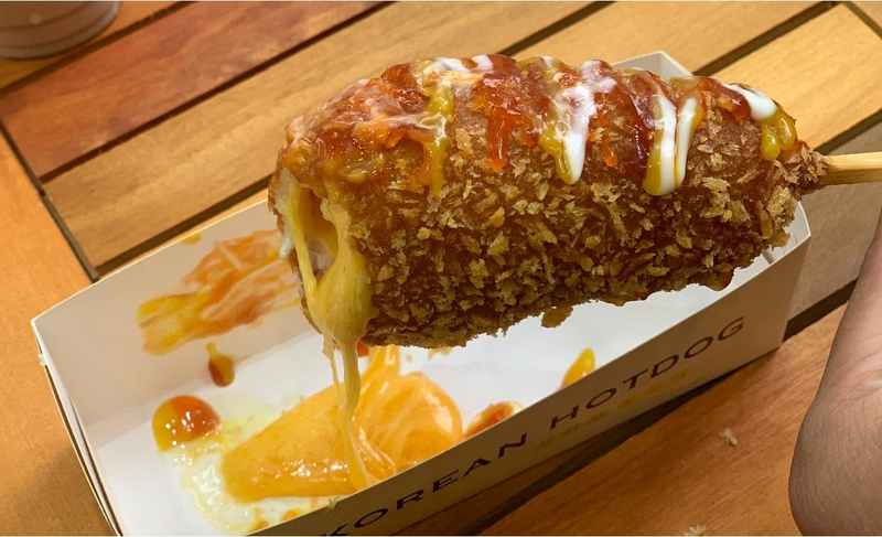 Hotdog Chichiko phủ lớp bột chiên giòn rụm bọc nhân phô mai kéo sợi. (Nguồn: Internet)