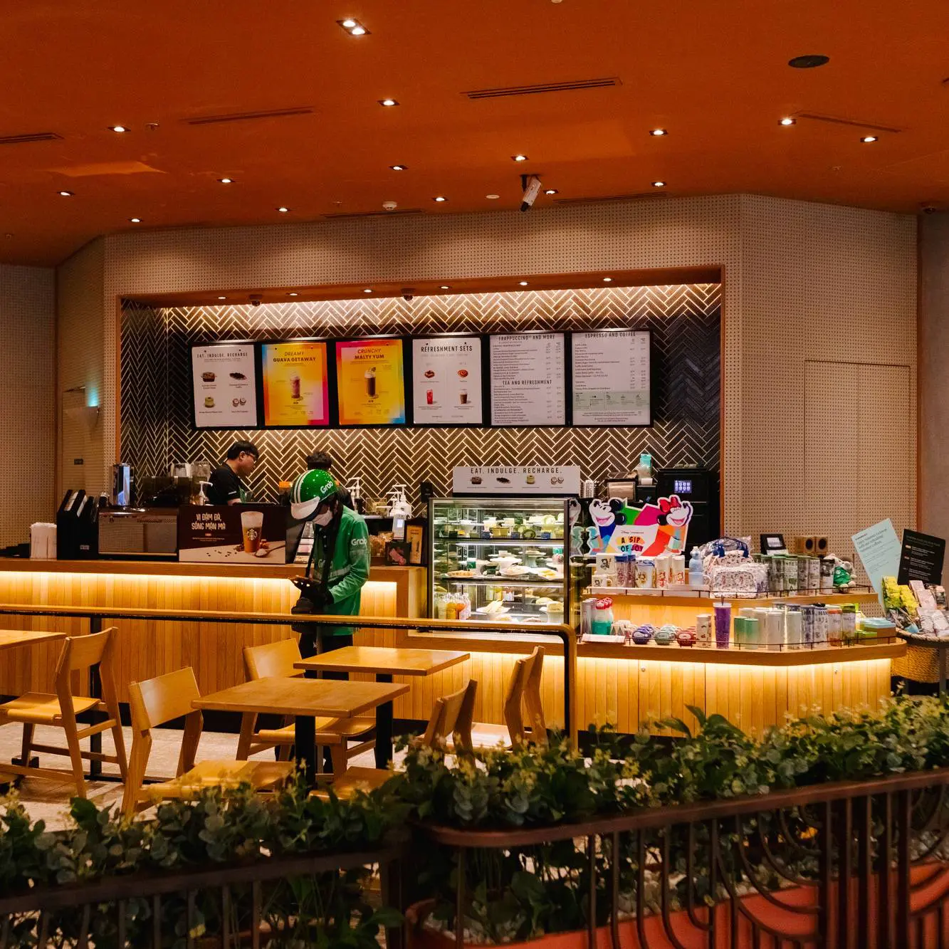 Thưởng thức cà phê trong không gian hiện đại tại Starbucks AEON MALL Tân Phú Celadon (Nguồn: Internet)