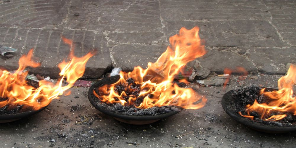 Hóa vàng là nghi lễ tạ ơn tổ tiên trong ngày Tết của người Việt (Nguồn: Internet) Hóa vàng là nghi lễ tạ ơn tổ tiên trong ngày Tết của người Việt (Nguồn: Internet)