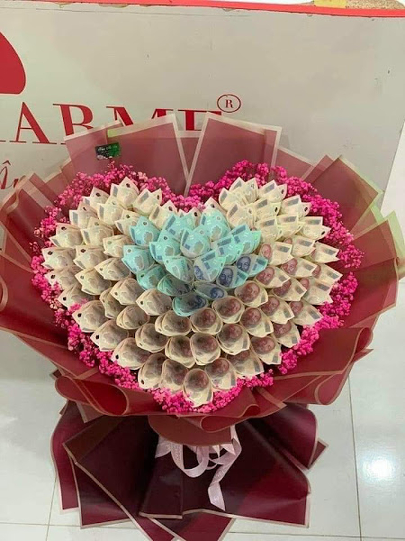 Bó hoa tạo hình trái tim từ những tờ tiền là gợi ý quà tặng ấn tượng trong dịp 20/10. (Nguồn: Internet)
