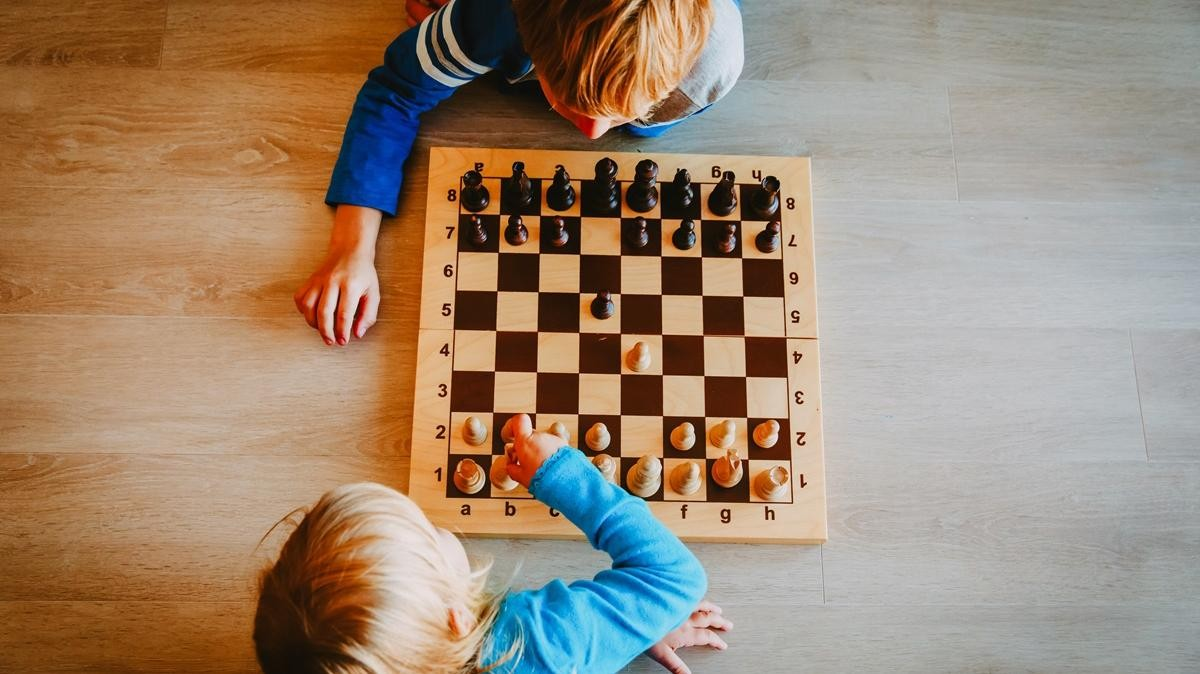 Bộ cờ chiến thuật giúp bé rèn luyện tư duy và khả năng tập trung hiệu quả. (Nguồn: Internet)
