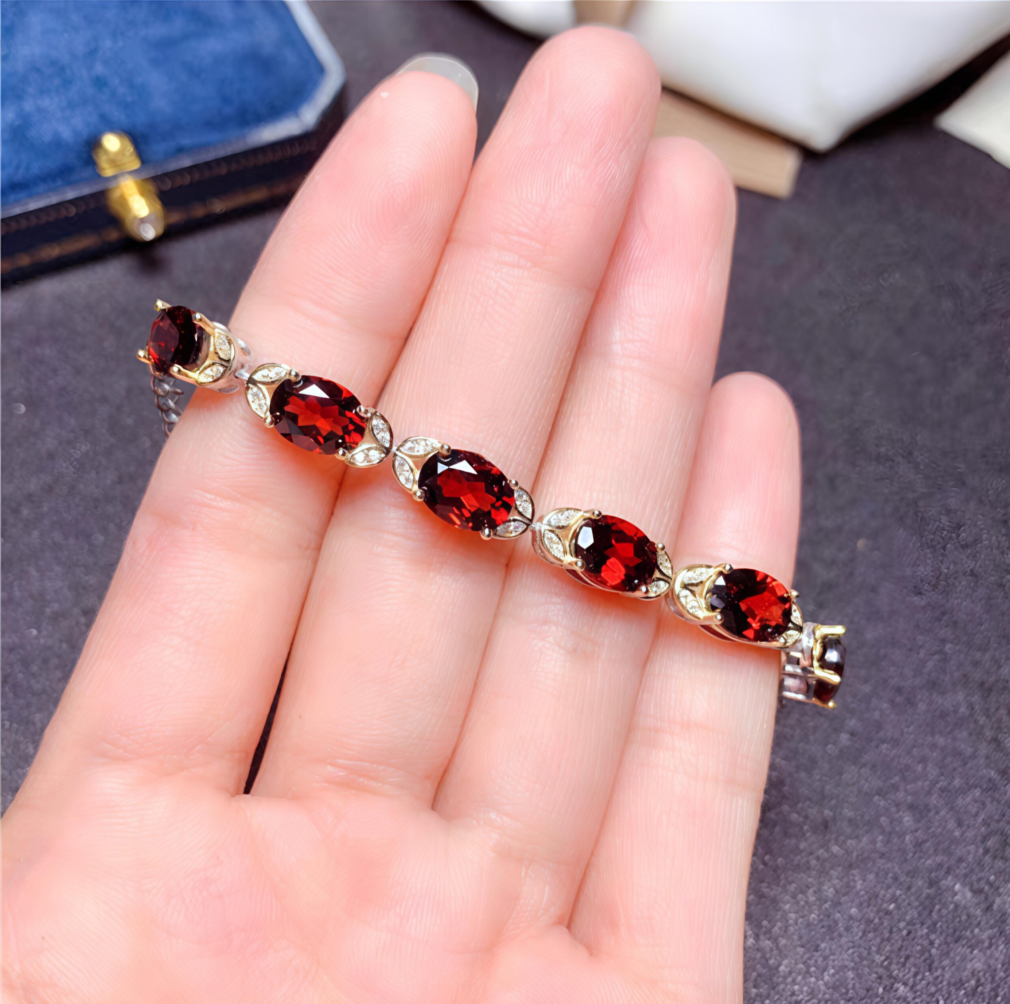 Vòng Garnet (Nguồn: Internet) Vòng Garnet (Nguồn: Internet)