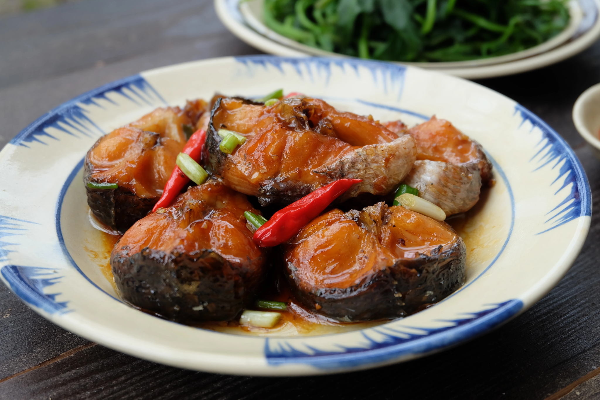 Cá lóc kho tộ đậm đà ăn kèm canh chua thanh mát - bộ đôi "vàng" cho bữa cơm trưa hè nắng cháy (Nguồn: Internet)