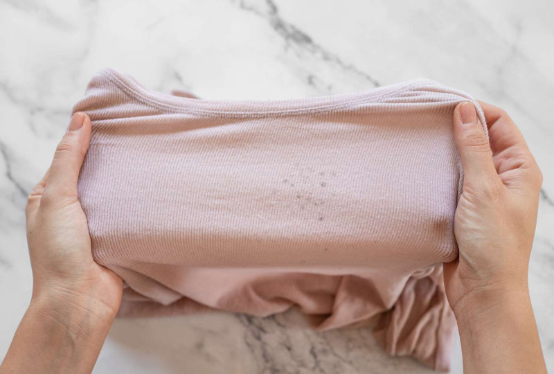 Quần áo dính mưa rất dễ bị mốc (Nguồn: Internet) Quần áo dính mưa rất dễ bị mốc (Nguồn: Internet)