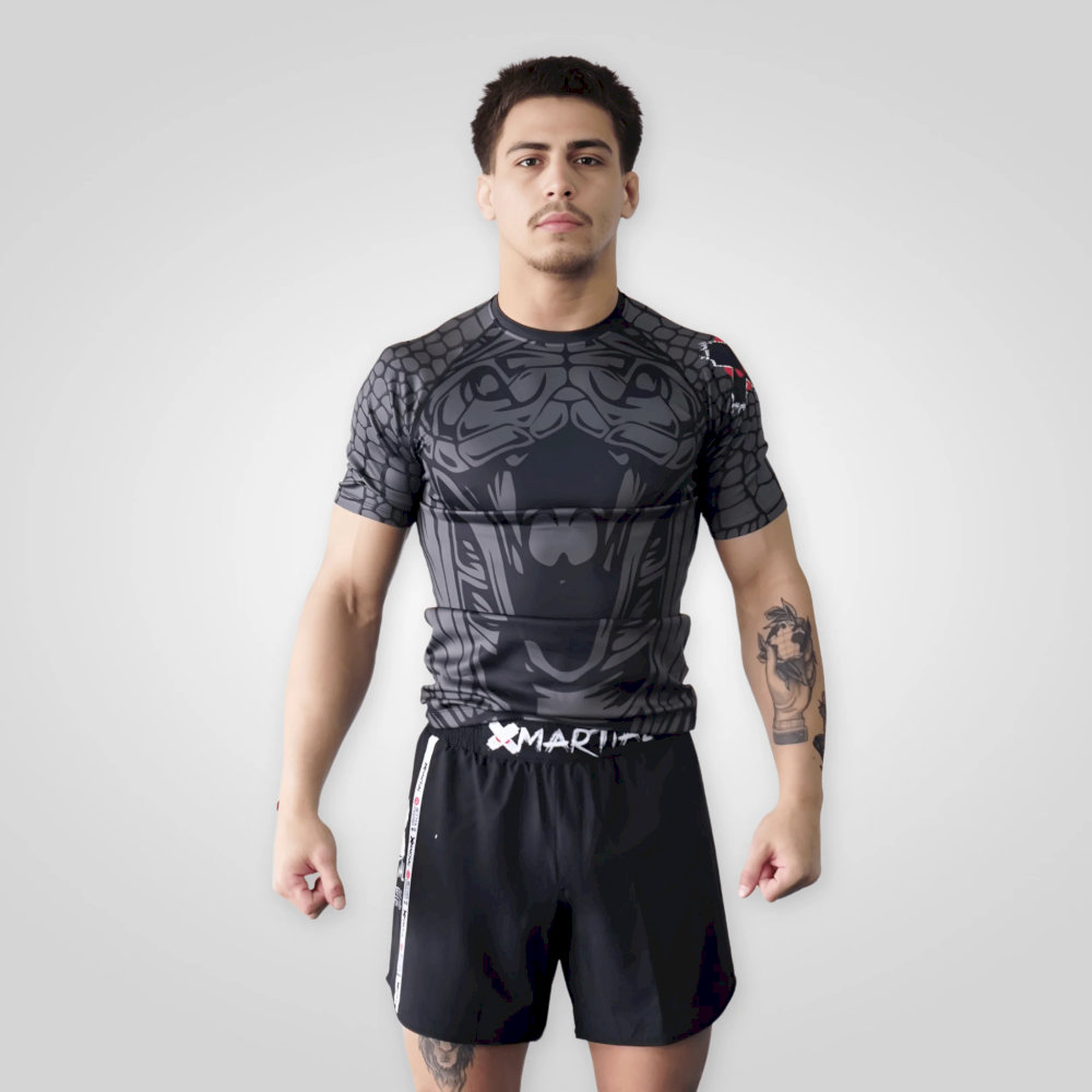 Set quần boardshorts và áo rash guard có chỉ số UPF cao, giúp chặn tia UV hiệu quả (Nguồn: Internet)