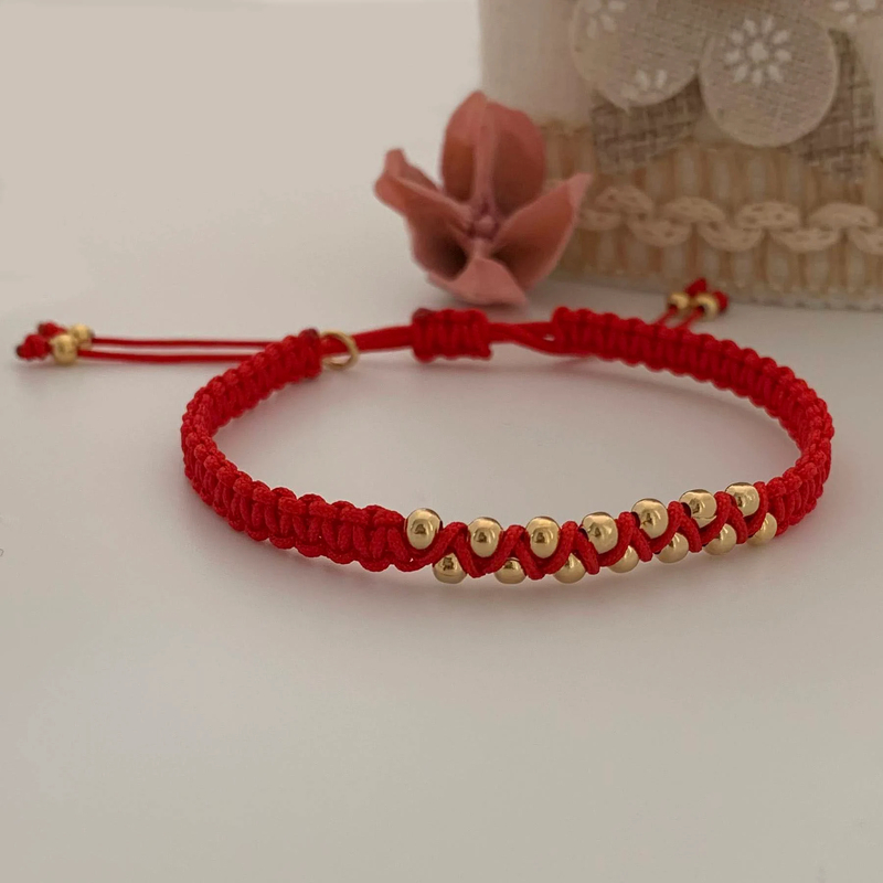 Bạn có thể kết hợp vòng chỉ đỏ với charm vàng, đá quý để tăng cường sức mạnh phong thủy (Nguồn: Internet)