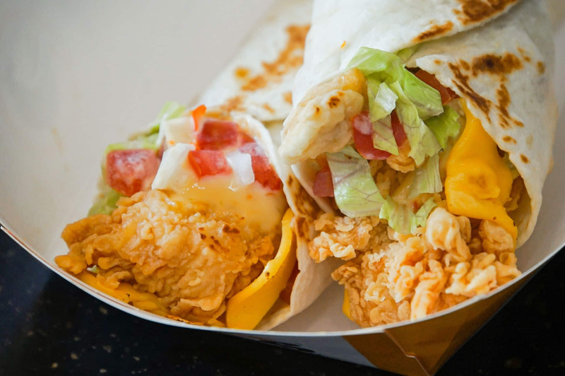 Bánh cuộn của Texas Chicken mềm mại và dễ ăn.