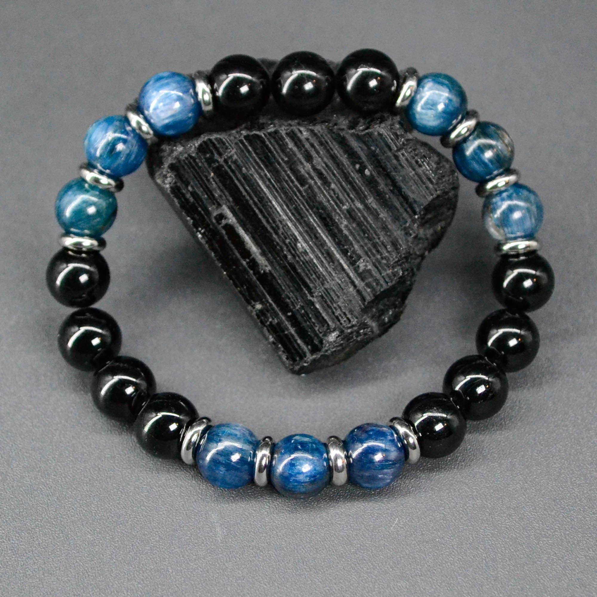 Mệnh Hoả cần tránh vòng tay màu xanh dương - đen (Nguồn: Internet)