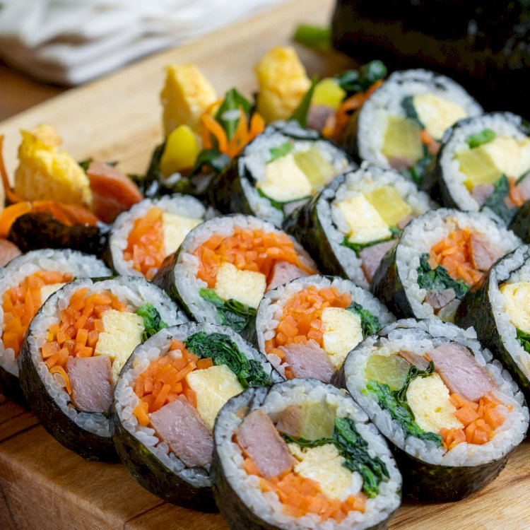 Kimbap là món cơm cuộn rong biển nổi tiếng với phần nhân đầy đặn và đa dạng
