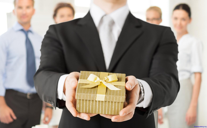 Sự tinh tế trong cách chọn và tặng sẽ giúp mối quan hệ đồng nghiệp thêm gắn kết (Nguồn: Internet)