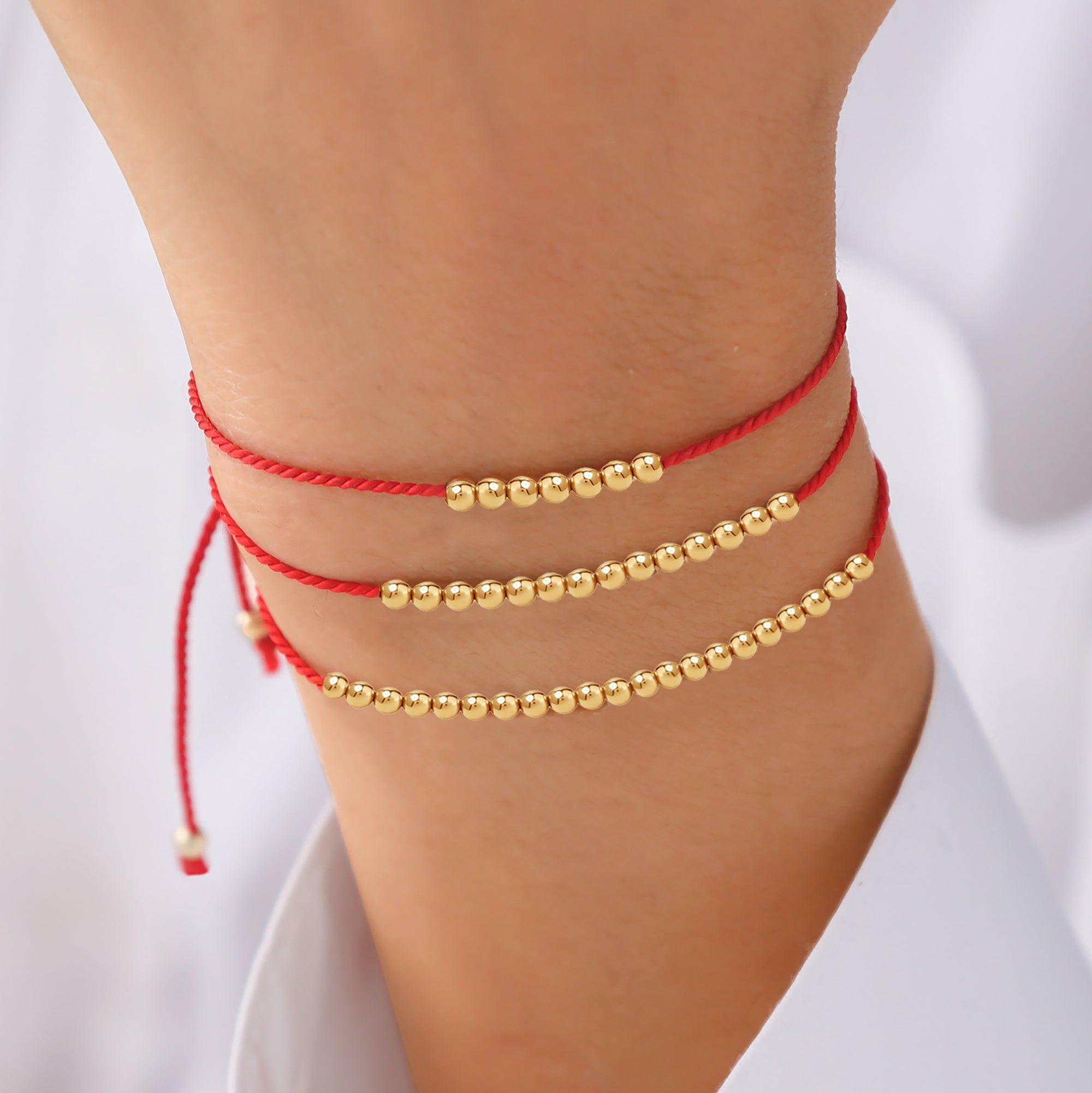 Đeo vòng chỉ đỏ khi tắm hoặc vệ sinh sẽ khiến sợi vải nhanh bị mục và sờn cũ (Nguồn: Internet) Đeo vòng chỉ đỏ khi tắm hoặc vệ sinh sẽ khiến sợi vải nhanh bị mục và sờn cũ (Nguồn: Internet)