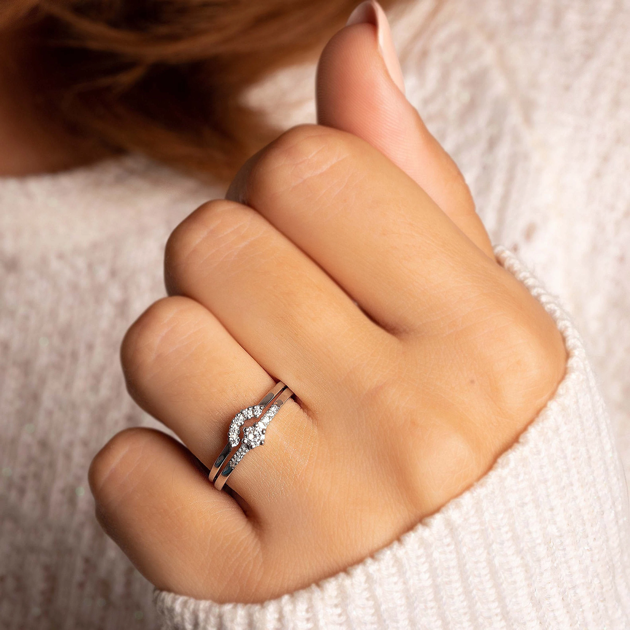 Đeo nhẫn ở tay phải thường mang ý nghĩa bảo vệ năng lượng bản thân (Nguồn: Internet)