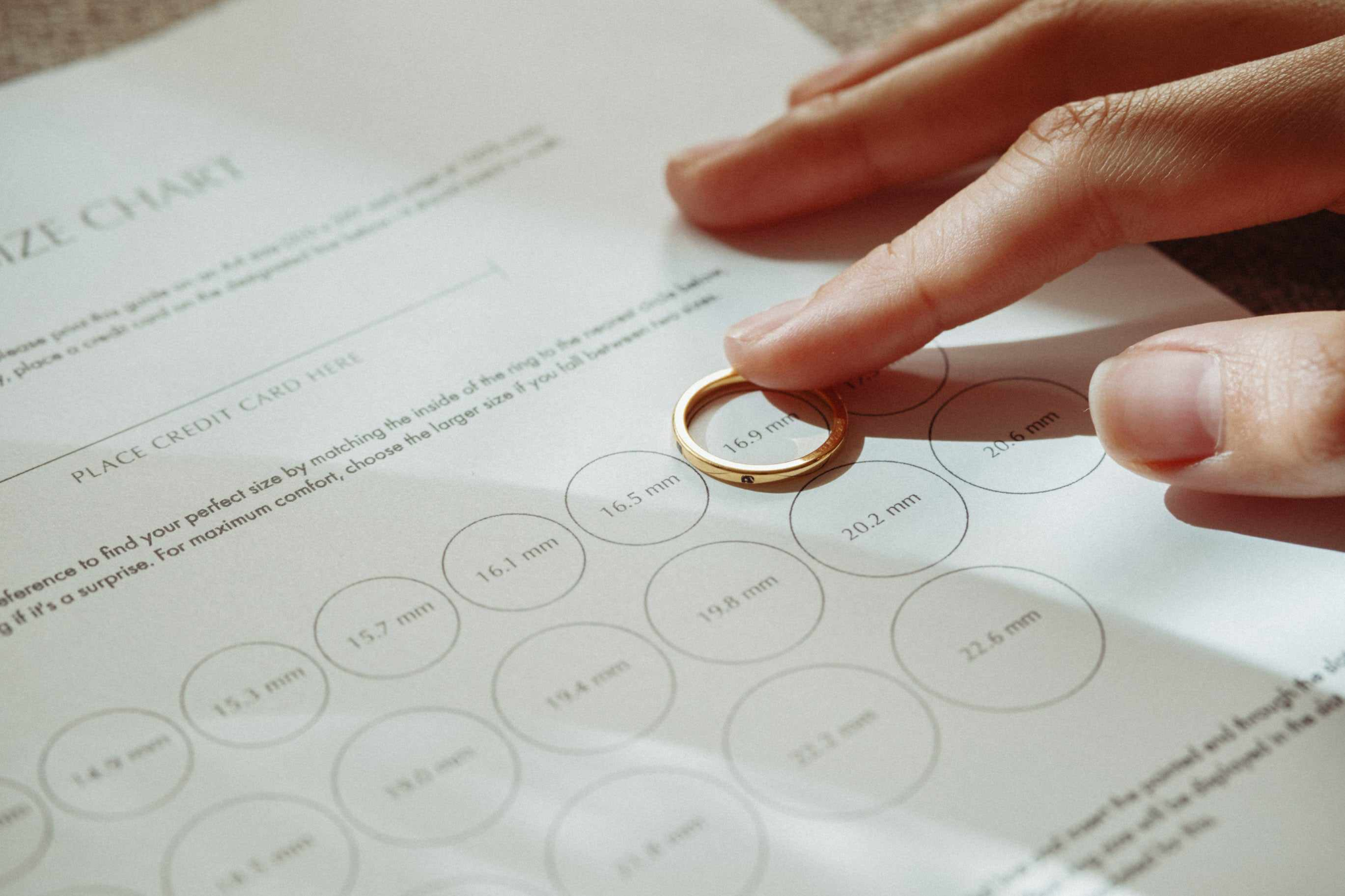 Đo ni tay bằng nhẫn có sẵn cũng cho độ chính xác cao (Nguồn: Internet) Đo ni tay bằng nhẫn có sẵn cũng cho độ chính xác cao (Nguồn: Internet)