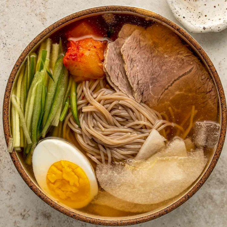 Naengmyeon là món ăn Hàn Quốc nổi tiếng với hương vị nước dùng thanh mát, rất thích hợp để thưởng thức vào những ngày trời nóng