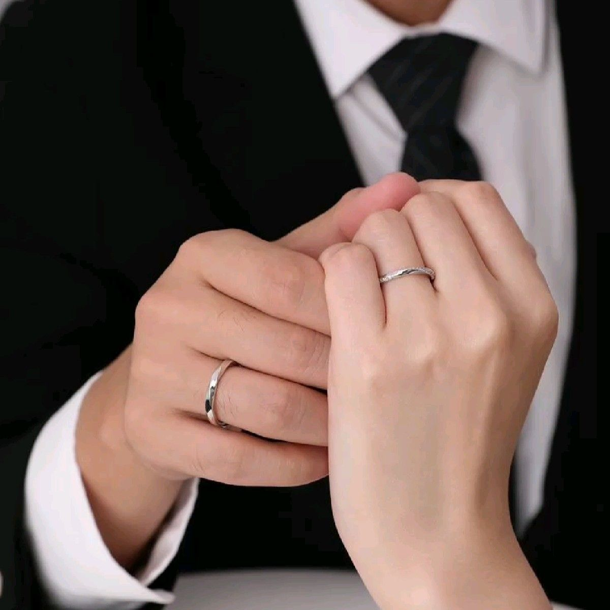 Tĩnh mạch tình yêu - ngón áp út tay trái có một mạch máu chảy trực tiếp về tim (Nguồn: Internet) Tĩnh mạch tình yêu - ngón áp út tay trái có một mạch máu chảy trực tiếp về tim (Nguồn: Internet)