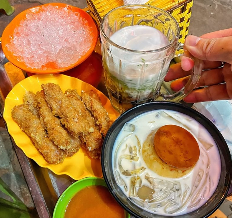 Chè và bánh flan mang lại vị ngọt thanh mát, giải nhiệt sau bữa ăn chính (Nguồn: Internet)