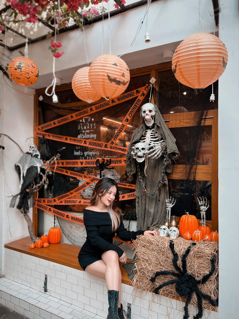 Mặt tiền cửa hàng nổi bật với bí ngô, mạng nhện và ánh đèn trang trí theo chủ đề Halloween. (Nguồn: Internet)