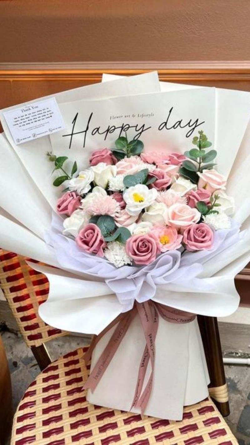 Bó hoa hồng pastel kết hợp hoa trắng, kèm lời chúc “Happy day” là món quà gần gũi dành tặng phái nữ. (Nguồn: Internet)