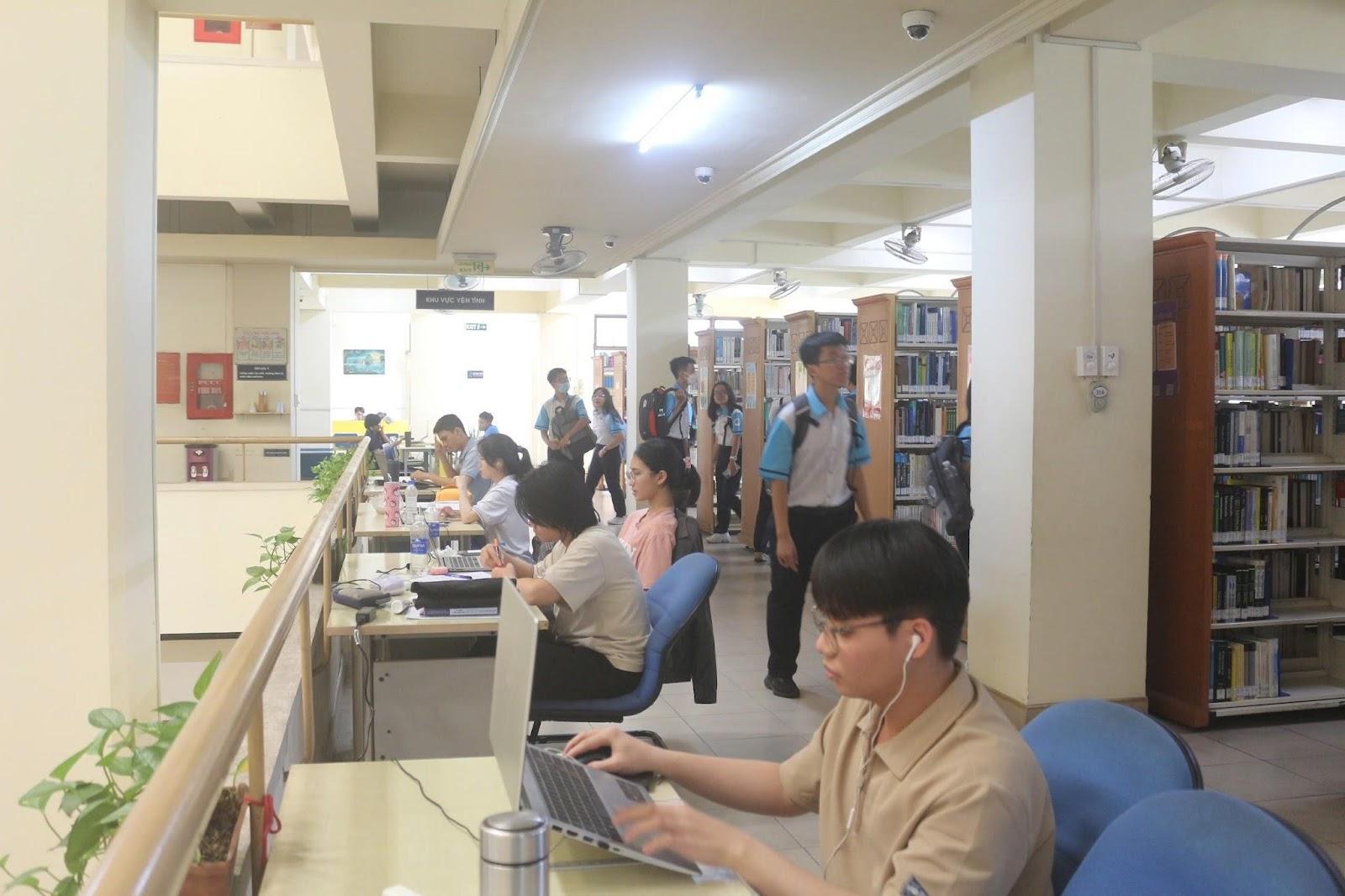 Thư viện Đại học Quốc gia TPHCM có nhiều đầu sách phục vụ học thuật và nghiên cứu (Nguồn: Internet)