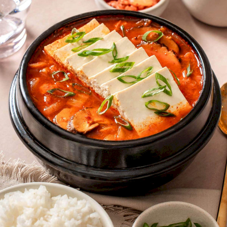 Kimchi Jjigae là món canh hầm cay được nấu từ kimchi cùng đa dạng các loại nguyên liệu như thịt ba chỉ heo, đậu phụ tùy sở thích