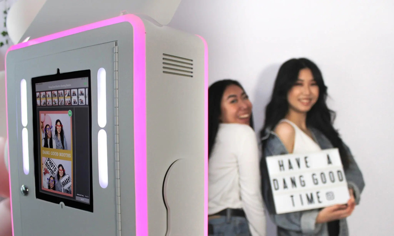 Trải nghiệm chụp ảnh tại buồng photobooth tự động hiện đại cùng bạn bè (Nguồn: Internet)