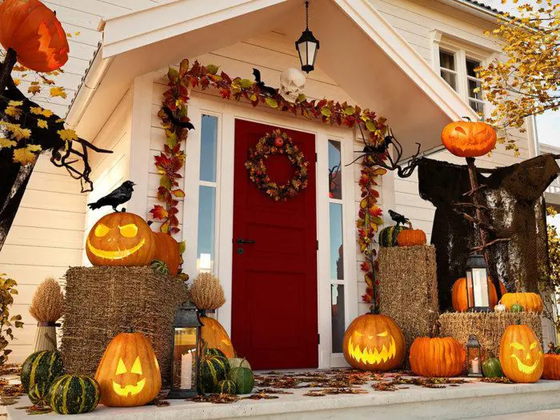 Bí ngô, mạng nhện giả và ánh đèn cam giúp không gian mang đậm sắc màu Halloween. (Nguồn: Internet)