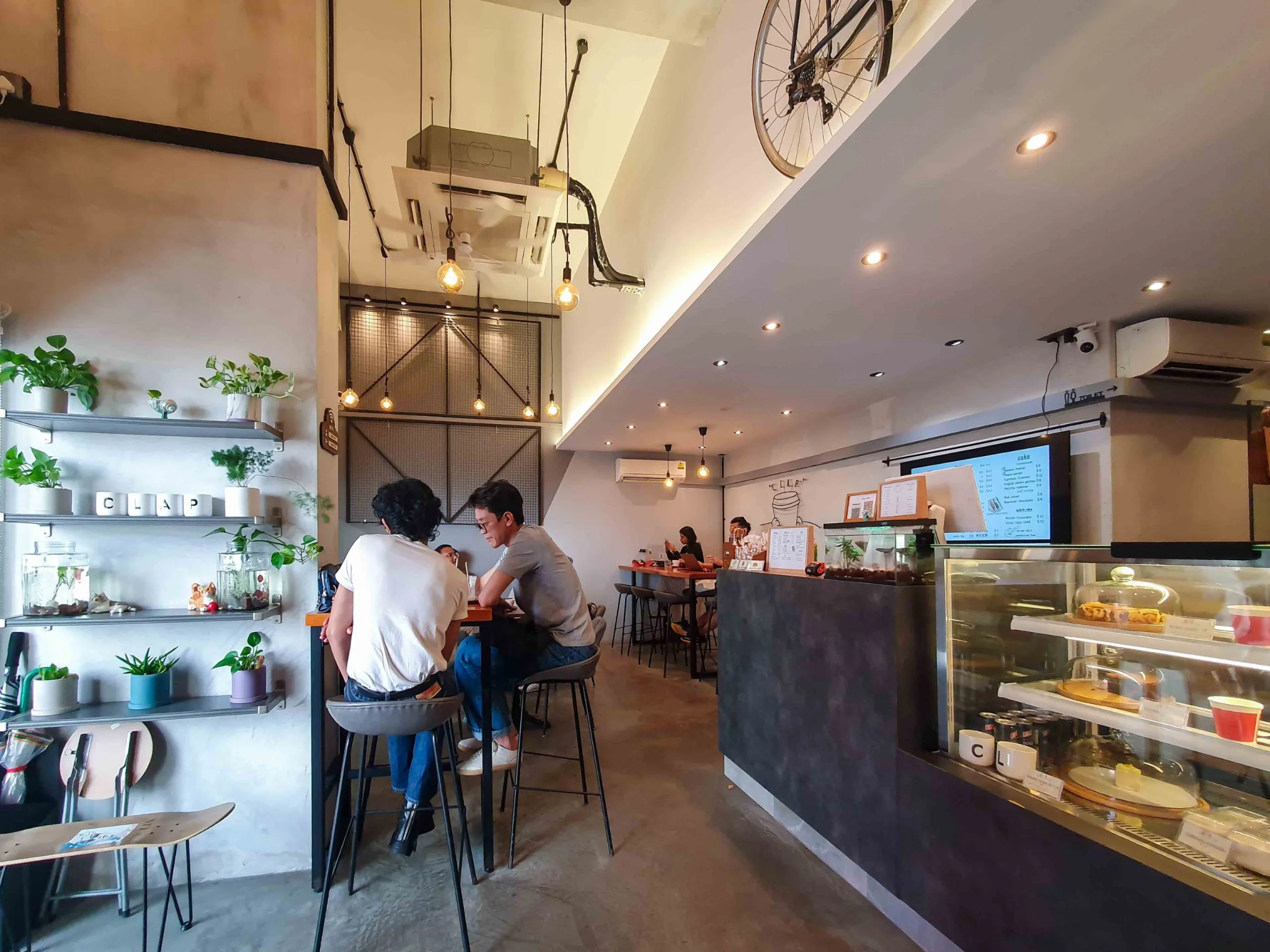 Clap Coffee luôn sáng đèn phục vụ các "cú đêm" xuyên suốt 24/7 (Nguồn: Internet) Clap Coffee luôn sáng đèn phục vụ các "cú đêm" xuyên suốt 24/7 (Nguồn: Internet)