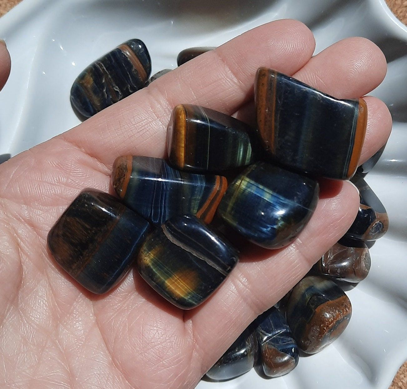 Đá mắt hổ đen (Nguồn: Internet) Đá mắt hổ đen (Nguồn: Internet)