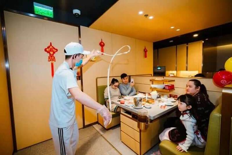 Múa mì Haidilao được kéo tại bàn, dùng cùng nước lẩu nóng. (Nguồn: Internet)