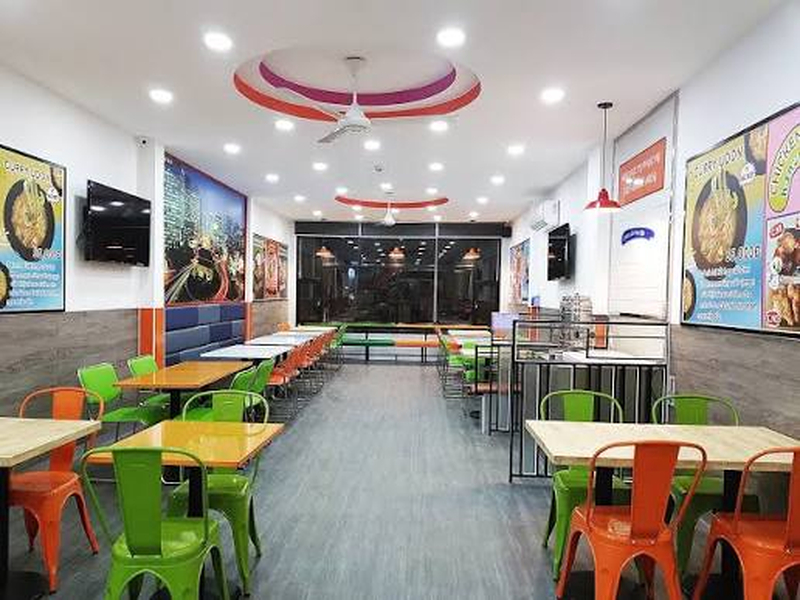 Hanuri's restaurant has a youthful, lively atmosphere filled with K-pop colors. (Source: Internet)