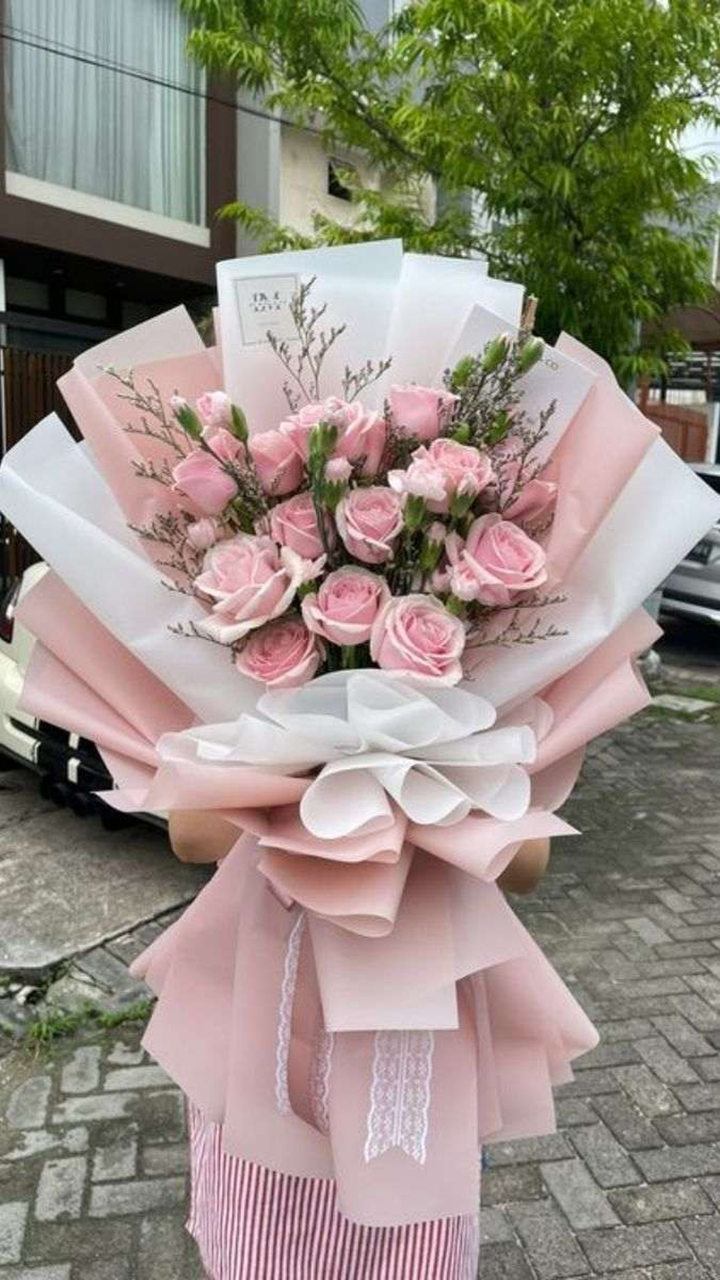 Bó hoa hồng pastel gói giấy hồng phù hợp để gửi lời chúc 20/10 đến người phụ nữ bạn yêu quý. (Nguồn: Internet)