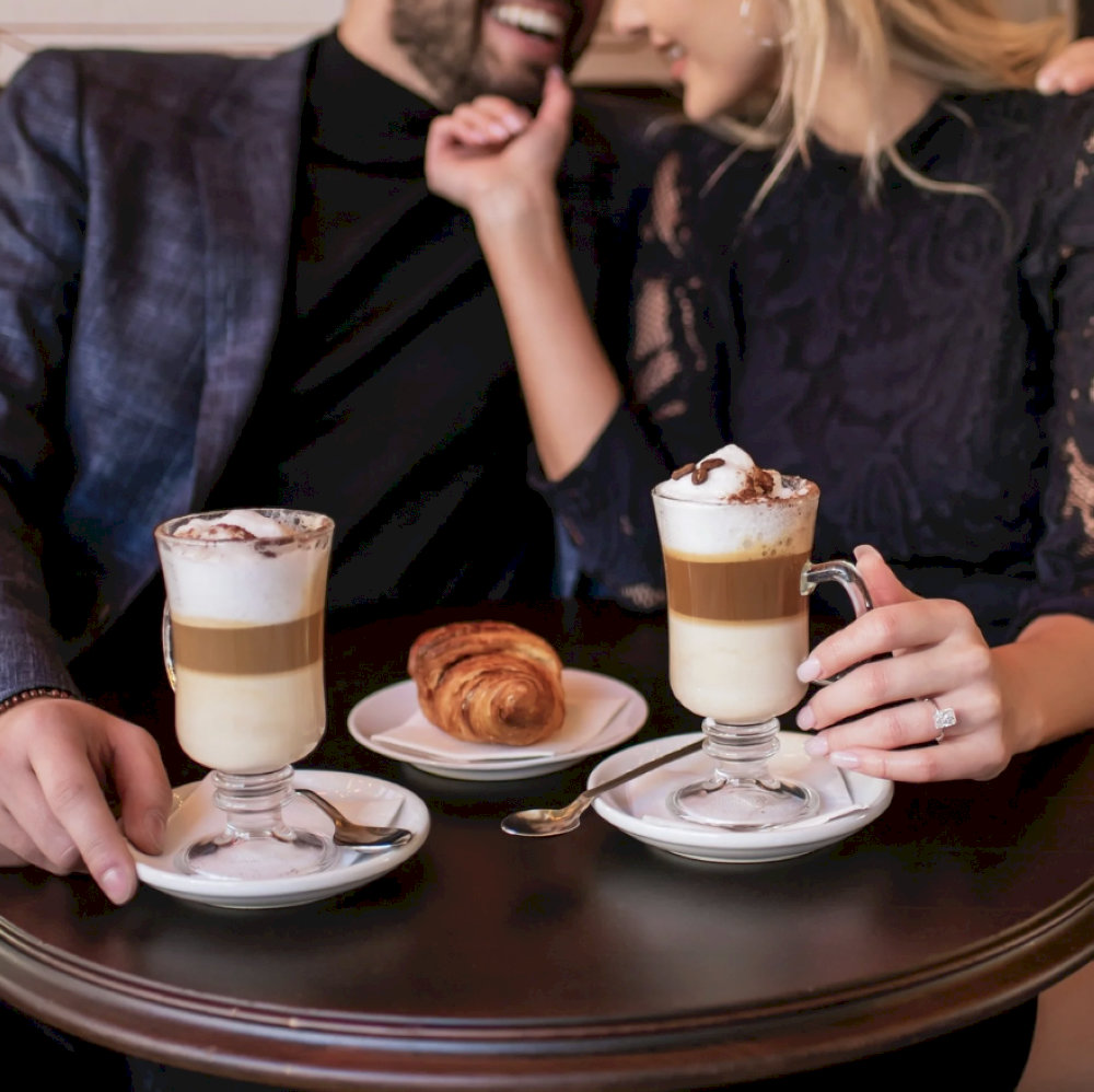 Một buổi hẹn hò cà phê lãng mạn cũng là món quà Noel ý nghĩa dành cho bạn trai (Nguồn: Internet)