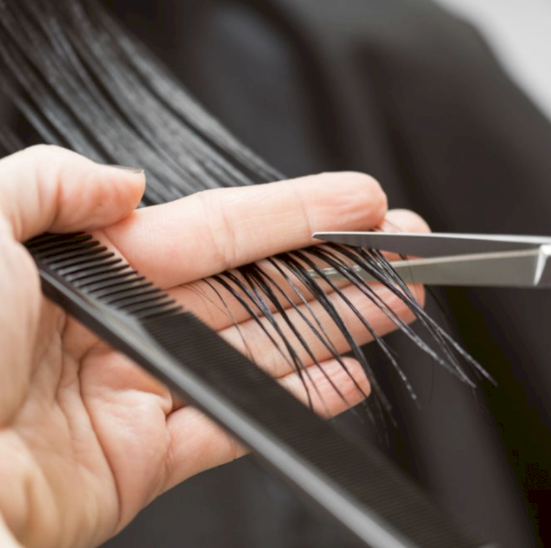 Cắt tỉa tóc thường xuyên để tóc mọc mới nhanh và khoẻ hơn (Nguồn: Internet) Cắt tỉa tóc thường xuyên để tóc mọc mới nhanh và khoẻ hơn (Nguồn: Internet)