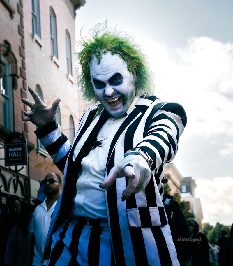 Gã ma Beetlejuice gây ấn tượng mạnh với bộ vest kẻ sọc cùng mái tóc xù cá tính. (Nguồn: Internet)