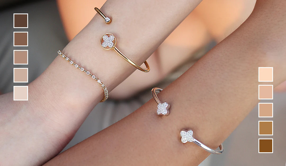 So sánh trang sức vàng và bạc đặt trên cổ tay để kiểm tra undertone (Nguồn: Internet)