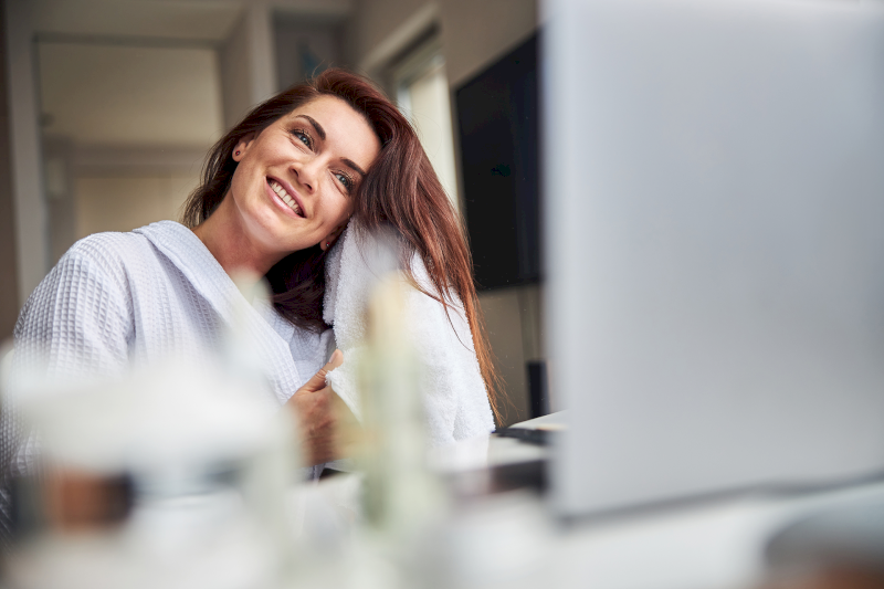 Chăm sóc tóc đúng cách theo mùa để tóc luôn suôn mượt (Nguồn: Internet) Chăm sóc tóc đúng cách theo mùa để tóc luôn suôn mượt (Nguồn: Internet)