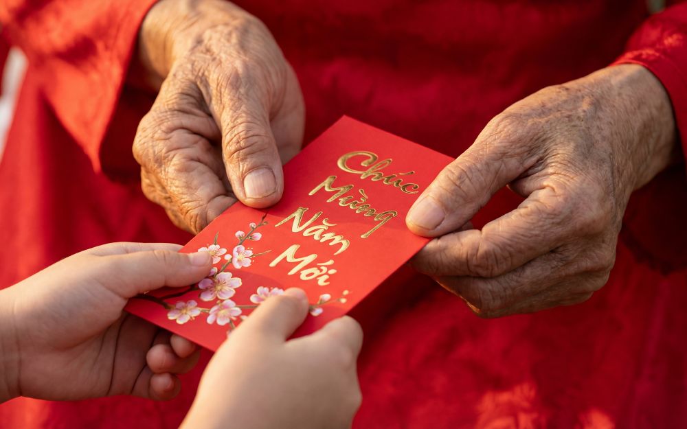 Lì Xì Tết Bao Nhiêu Là Hợp Lý? Giải Đáp Từ A–Z Chuẩn Phong Tục