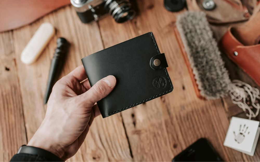 Chọn Ví Da Nam Màu Gì Để Hút Tài Lộc Dịp Tết 2026?