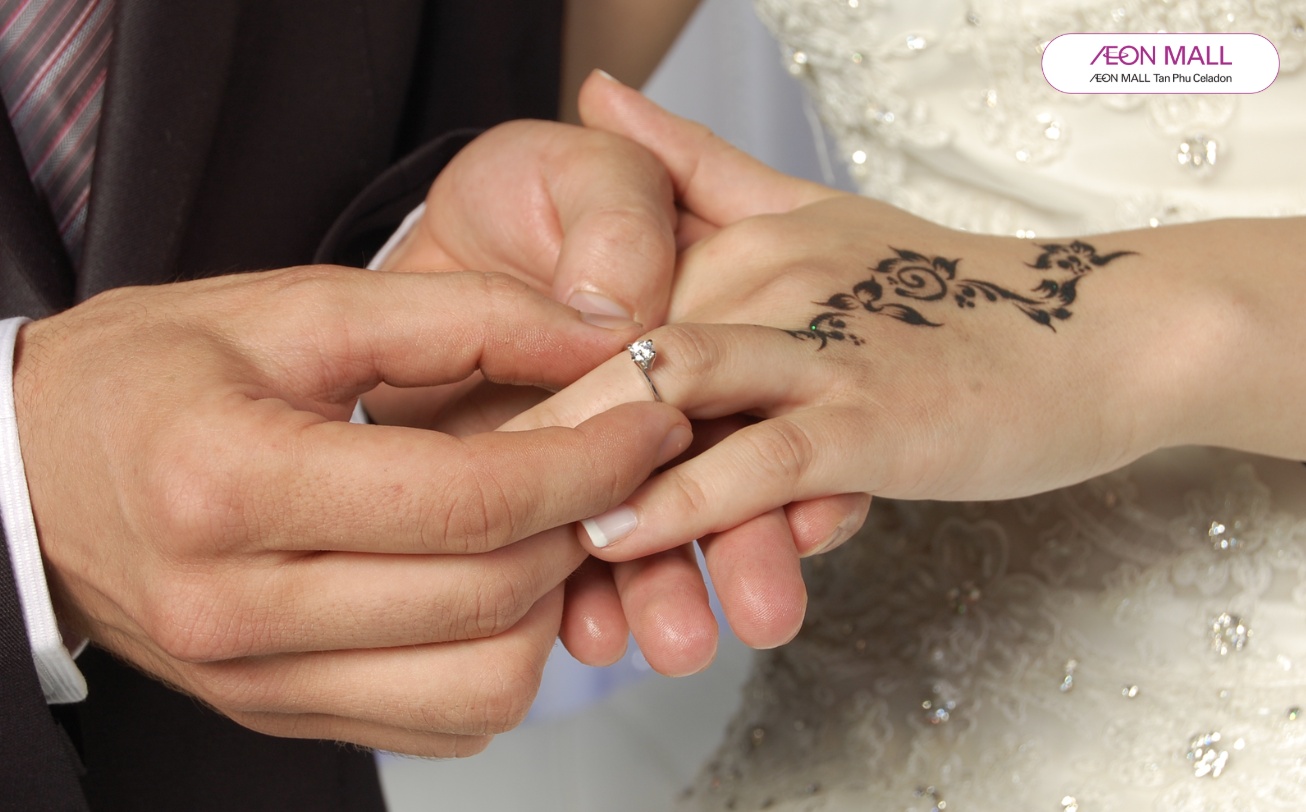 Cầu hôn đeo nhẫn ngón nào? Ý nghĩa & 3 cách cầu hôn lãng mạn