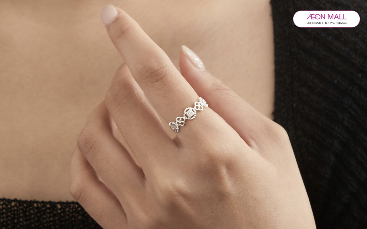 Nữ đeo nhẫn kim tiền tay trái hay phải? Gợi ý cách đeo đúng nhất
