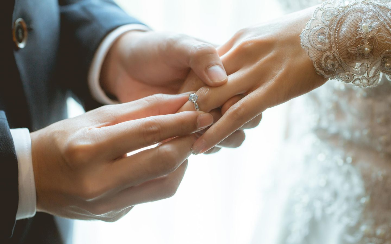 Vợ chồng đeo nhẫn cưới tay nào? Quy tắc chuẩn theo phong tục