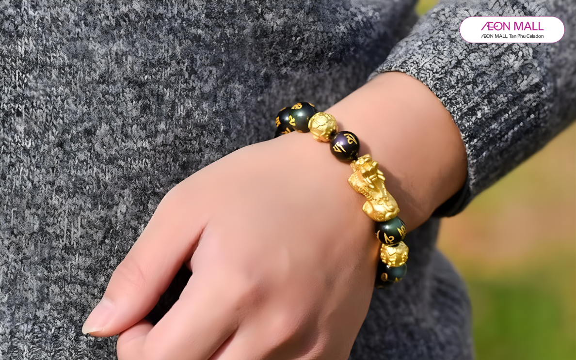 Nữ đeo vòng phong thủy tay nào? Cách đeo đúng nguyên tắc