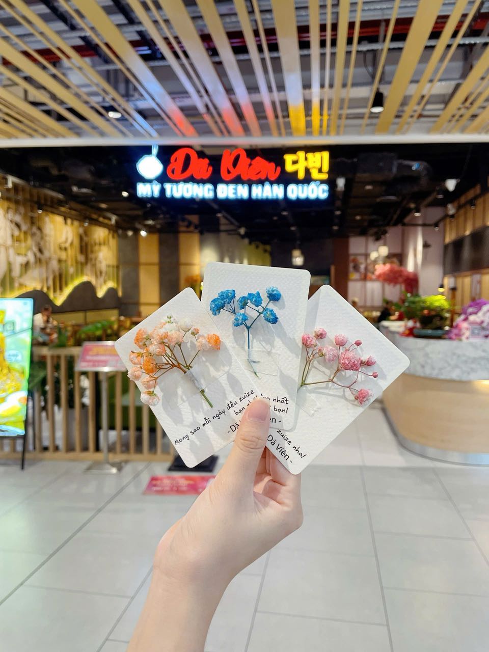 MỘT NGÀY LÀM NỮ CHÍNH – NHẬN HOA TỪ CÁC OPPA TẠI DÃ VIÊN