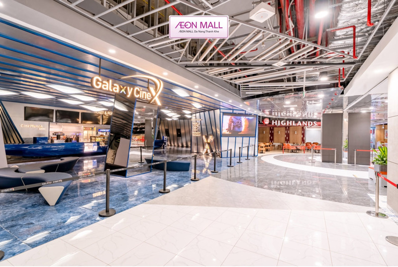Rạp phim Galaxy CineX và Highlands Coffee