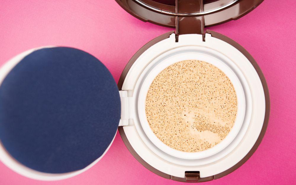Da dầu nên dùng kem nền hay cushion?