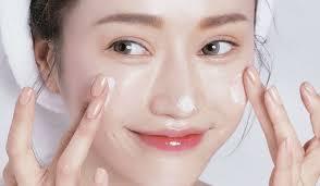 Skincare chăm chỉ nhưng da vẫn nổi mụn, nguyên nhân là do dưỡng ẩm quá đà