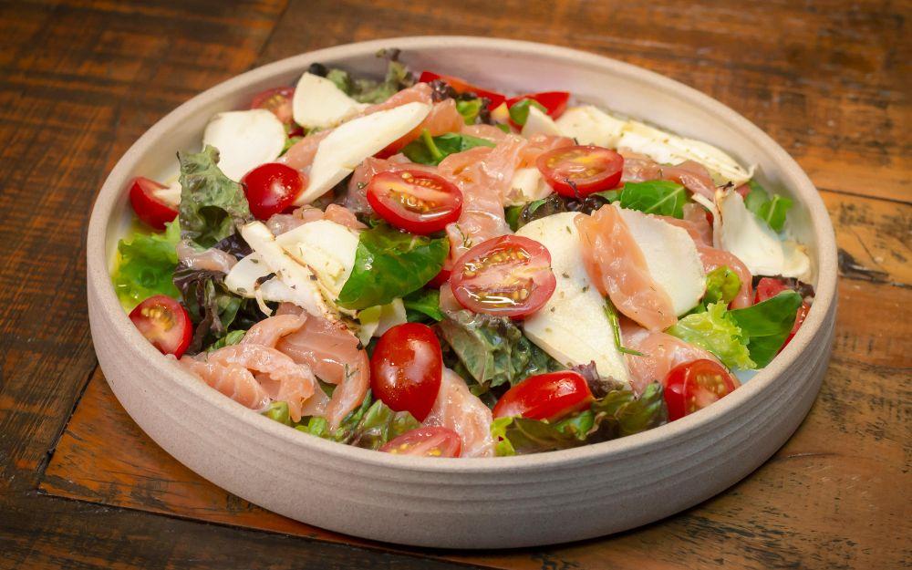 Cách làm salad cá hồi ngon đúng điệu