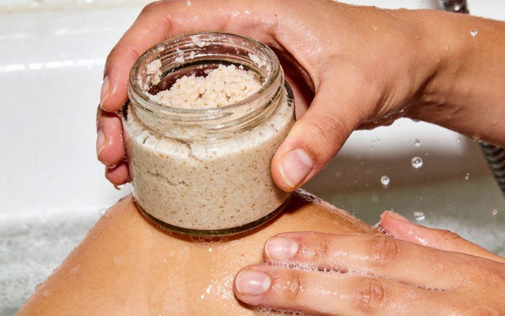  Tẩy tế bào chết có làm trắng da không? Sự thật bạn cần biết