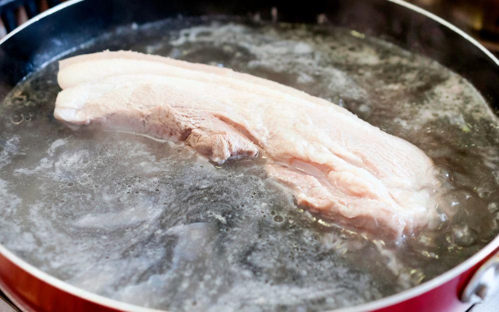 Có nên dùng nước luộc thịt để nấu canh?