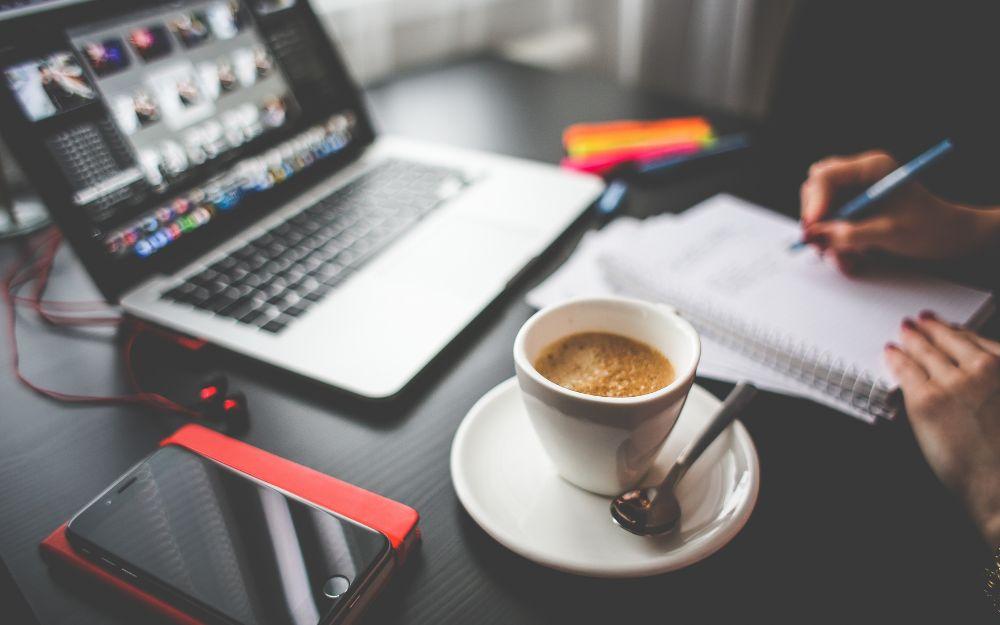 Quán cafe đầu tiên cấm dùng laptop: Khách chỉ gọi 1 ly nước, còn đòi tắt nhạc để họp online!